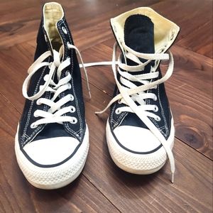 Mens size 7 ladies 9 Converse Black. Nice condition. High top